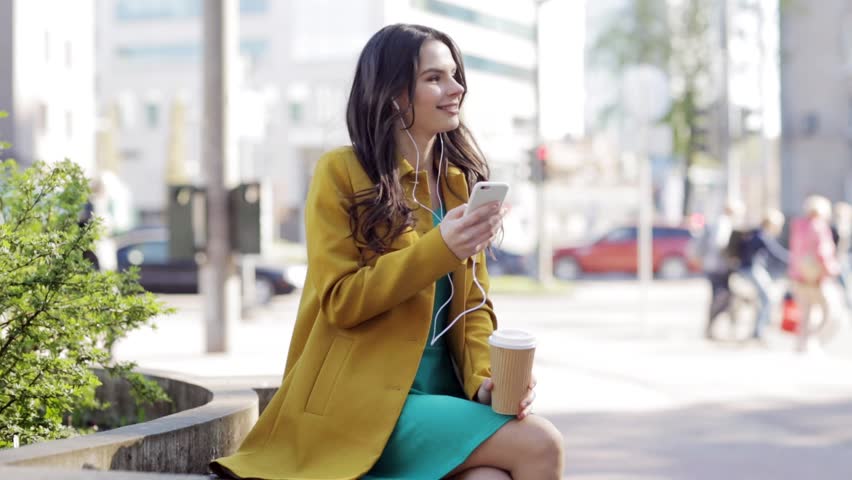 Woman sitting on a bench outside an office building, smiling, image used for Lisa Laporte blog on marketing listens and how to follow marketing trends using podcasts